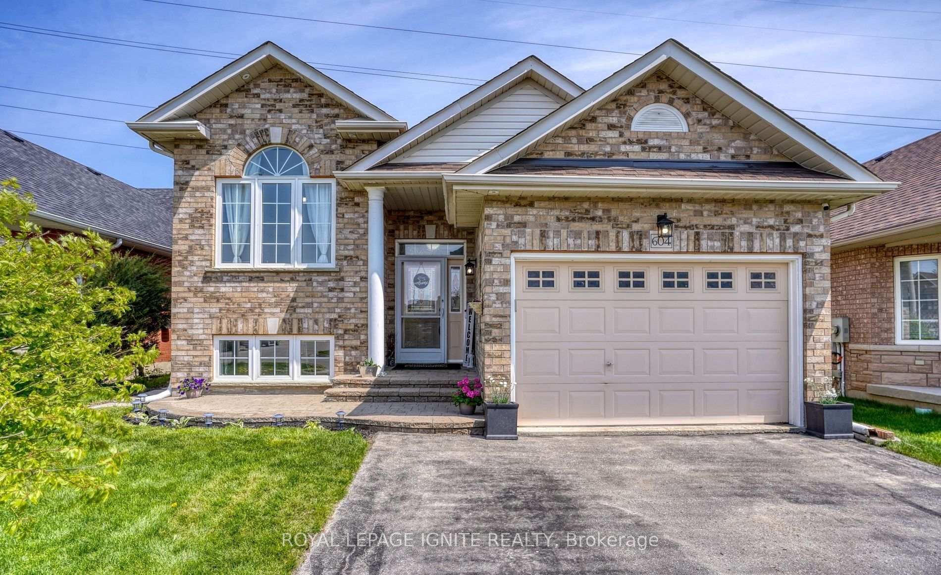 Photo 2 of 604 Woodmount Crescent, Oshawa, Samac — HOMEH