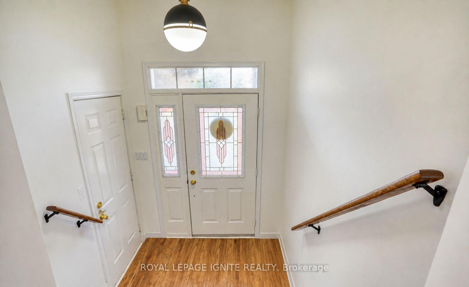 Photo 4 of 604 Woodmount Crescent, Oshawa, Samac — HOMEH