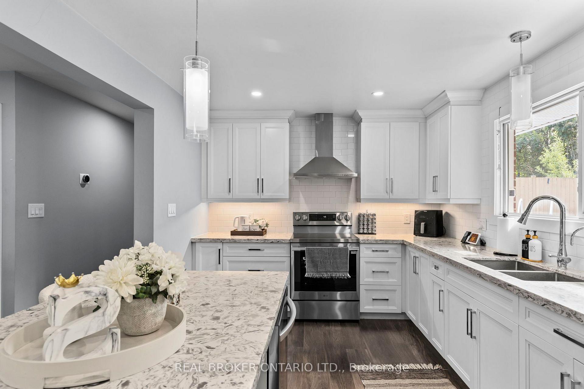 Photo 11 of 92 Quinn Avenue, Orillia — HOMEH