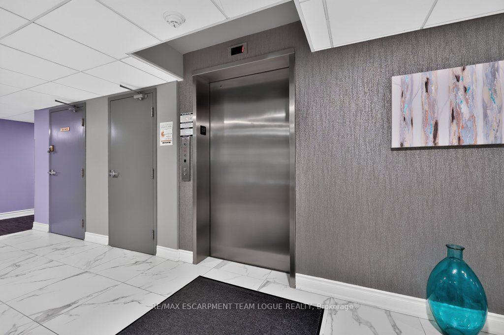 Photo 5 of Unit 212, 3499 Upper Middle Road, Burlington, Headon — HOMEH