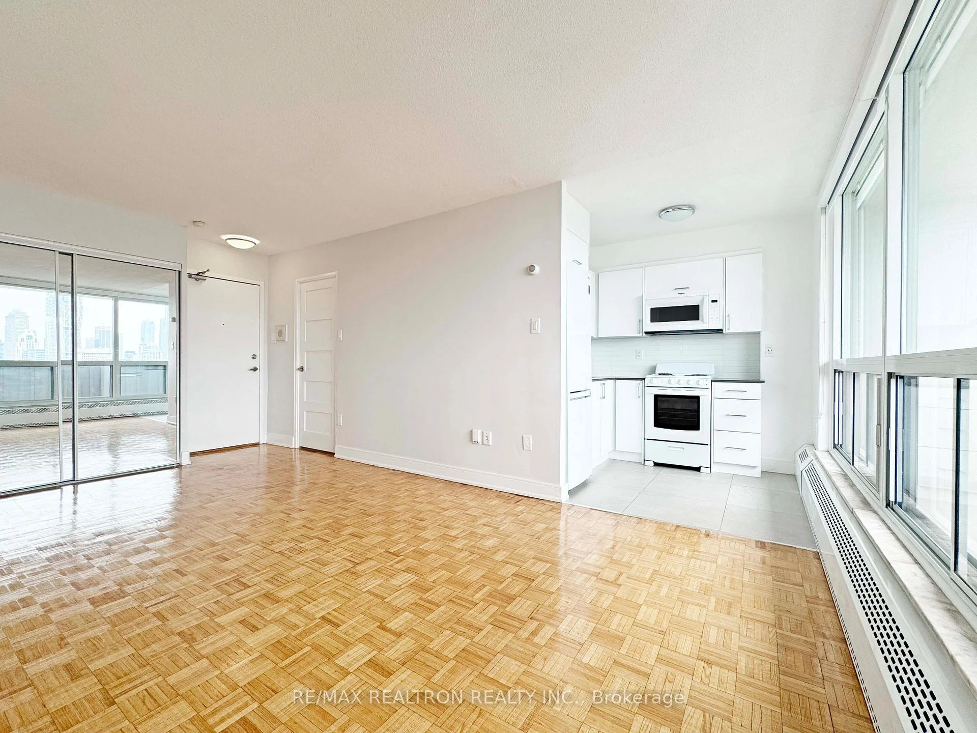 Photo 11 of Unit 812, 666 Spadina Avenue, Toronto, University — HOMEH
