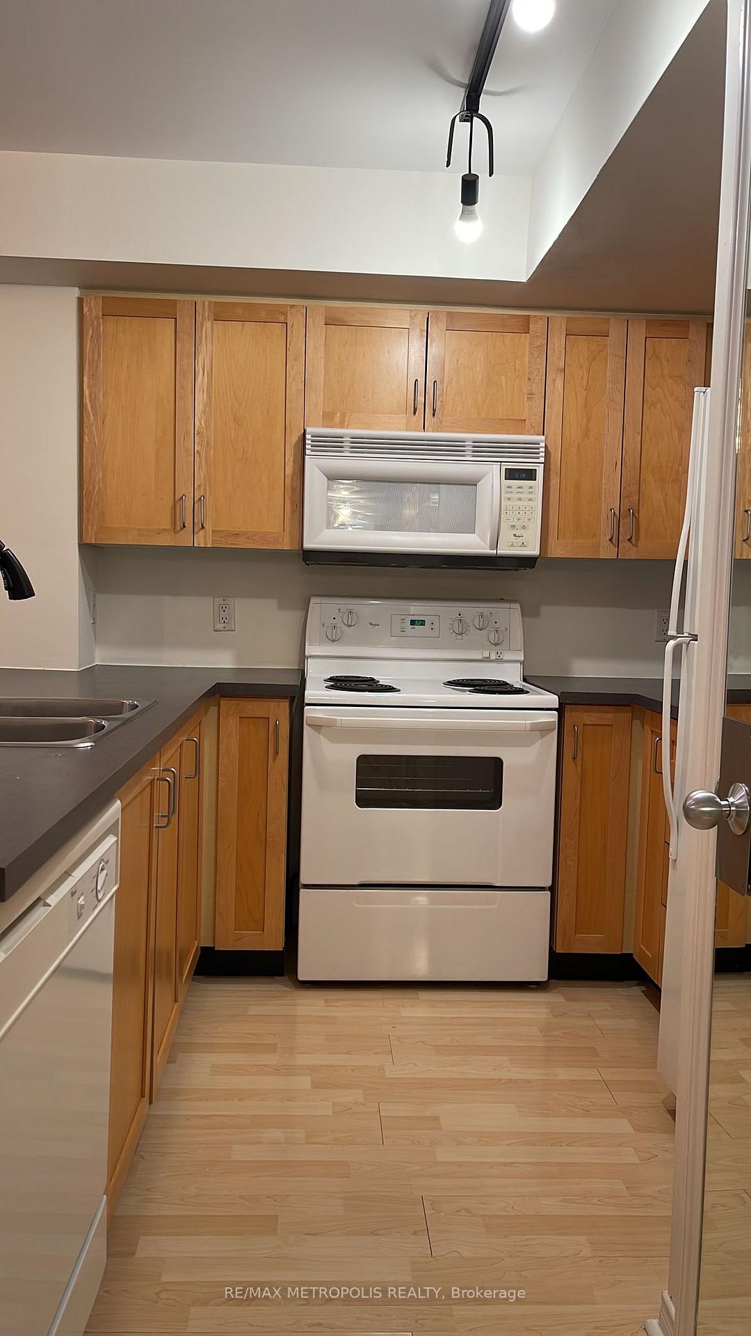 Photo 6 of Unit Th27, 208 Niagara Street, Toronto, Niagara — HOMEH