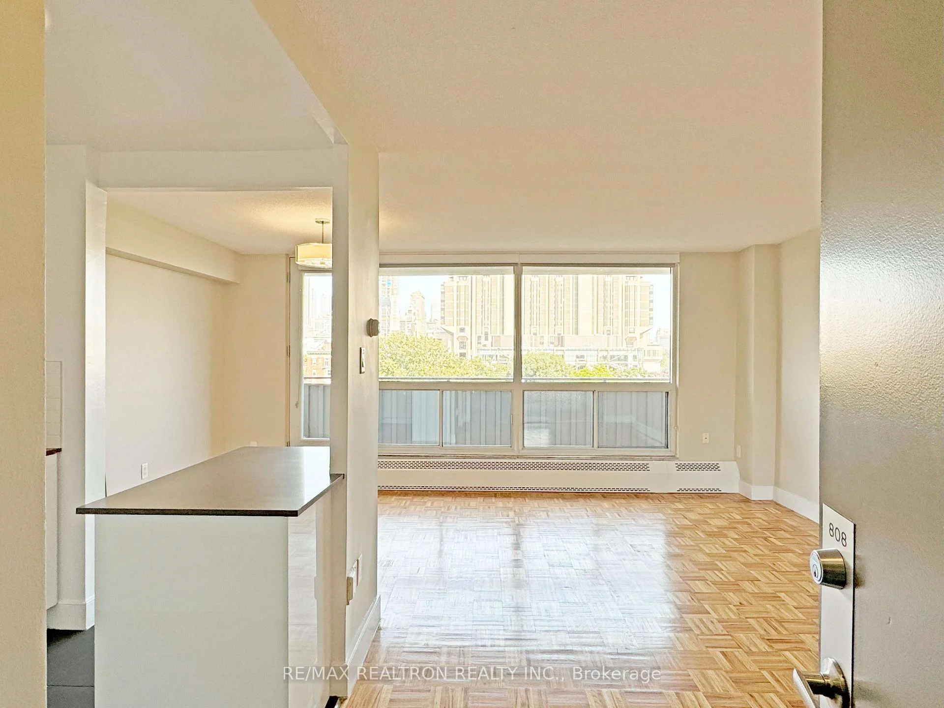 Photo 6 of Unit 1408, 666 Spadina Avenue, Toronto, University — HOMEH