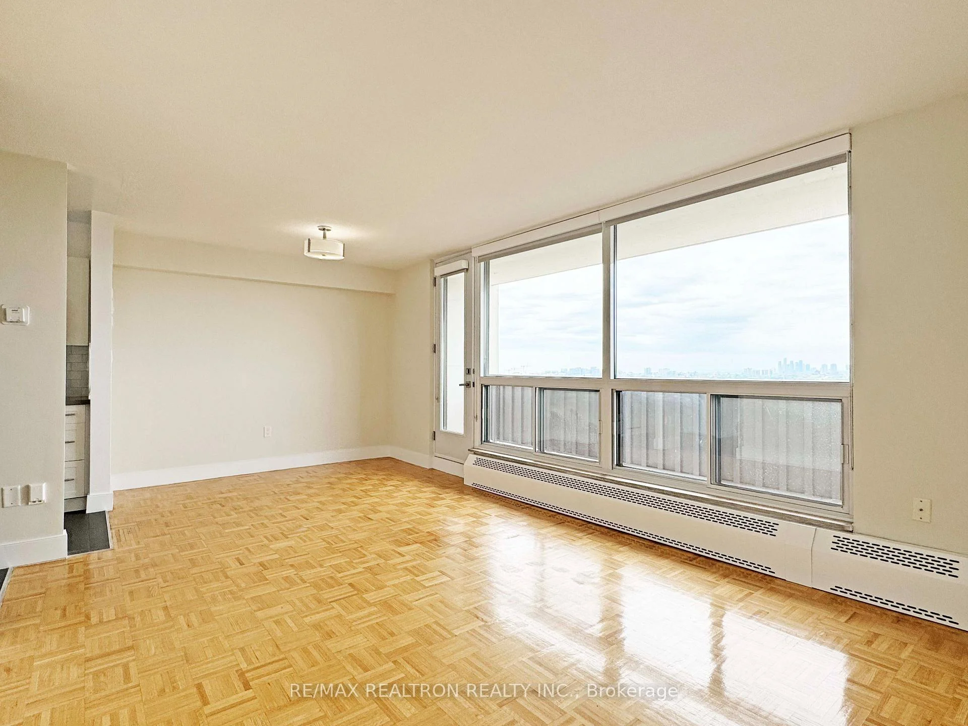 Photo 9 of Unit 1408, 666 Spadina Avenue, Toronto, University — HOMEH