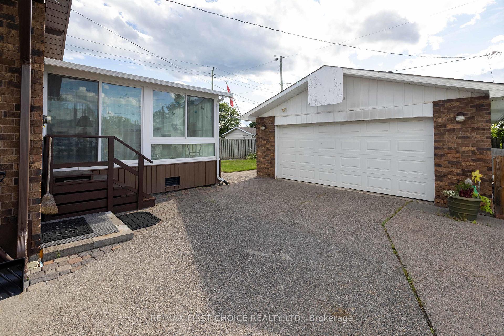 Photo 3 of 935 Crawford Place, Thunder Bay, Westfort — HOMEH
