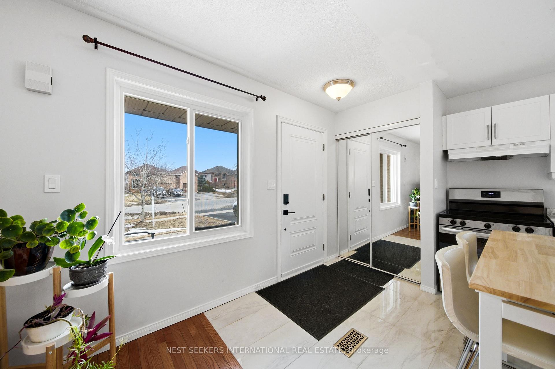 Photo 2 of 27 Athabaska Road, Barrie, Holly — HOMEH