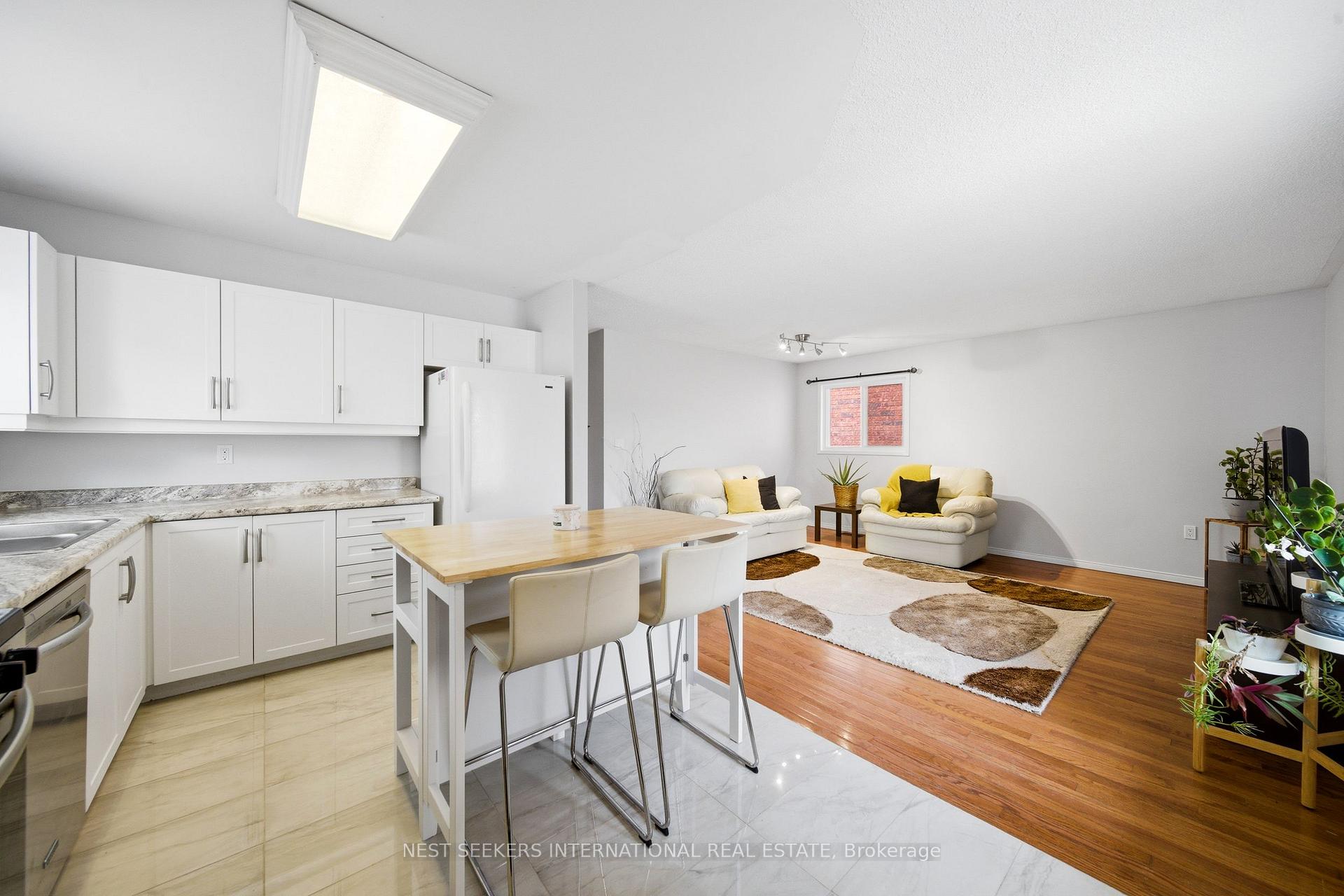 Photo 3 of 27 Athabaska Road, Barrie, Holly — HOMEH