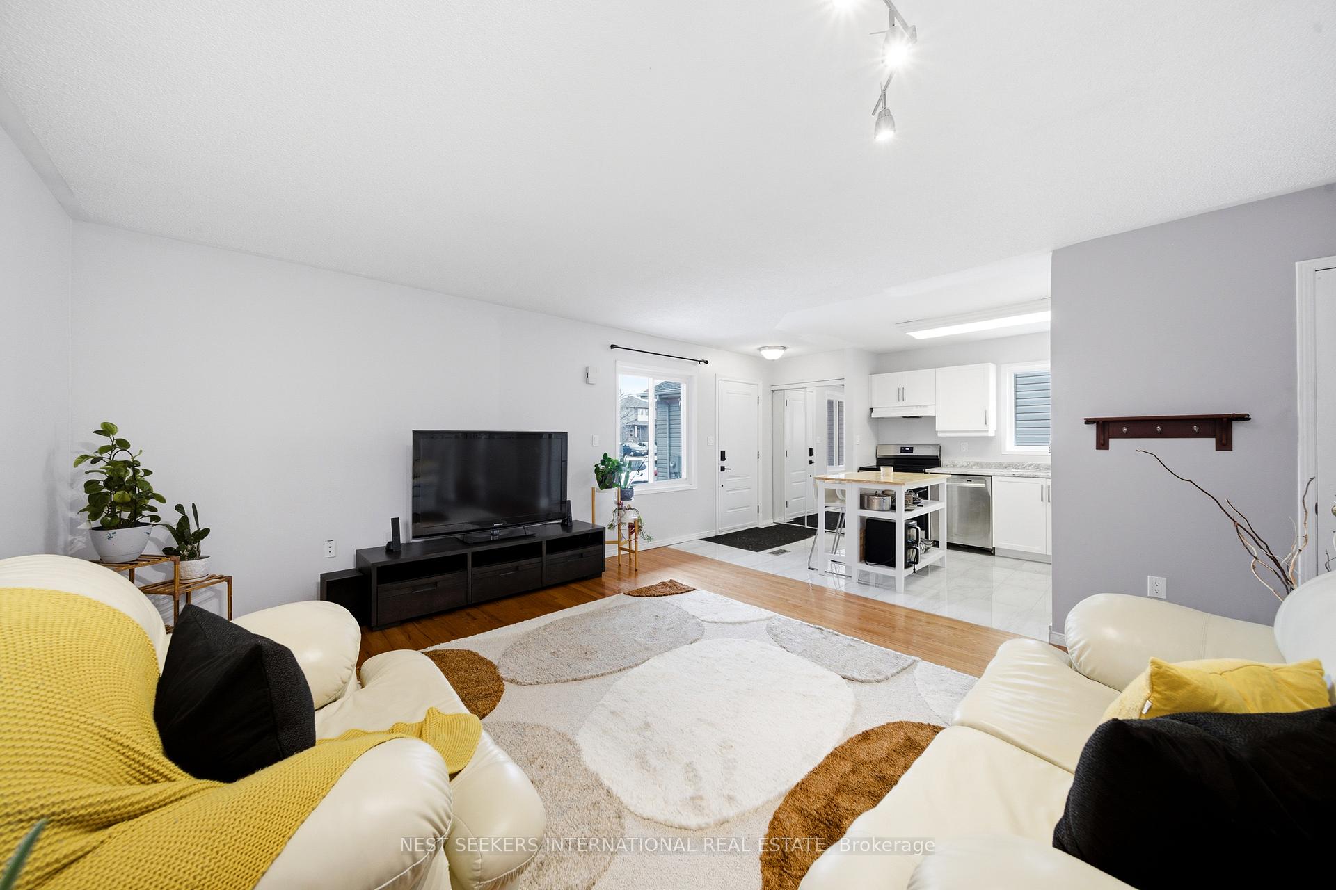 Photo 7 of 27 Athabaska Road, Barrie, Holly — HOMEH