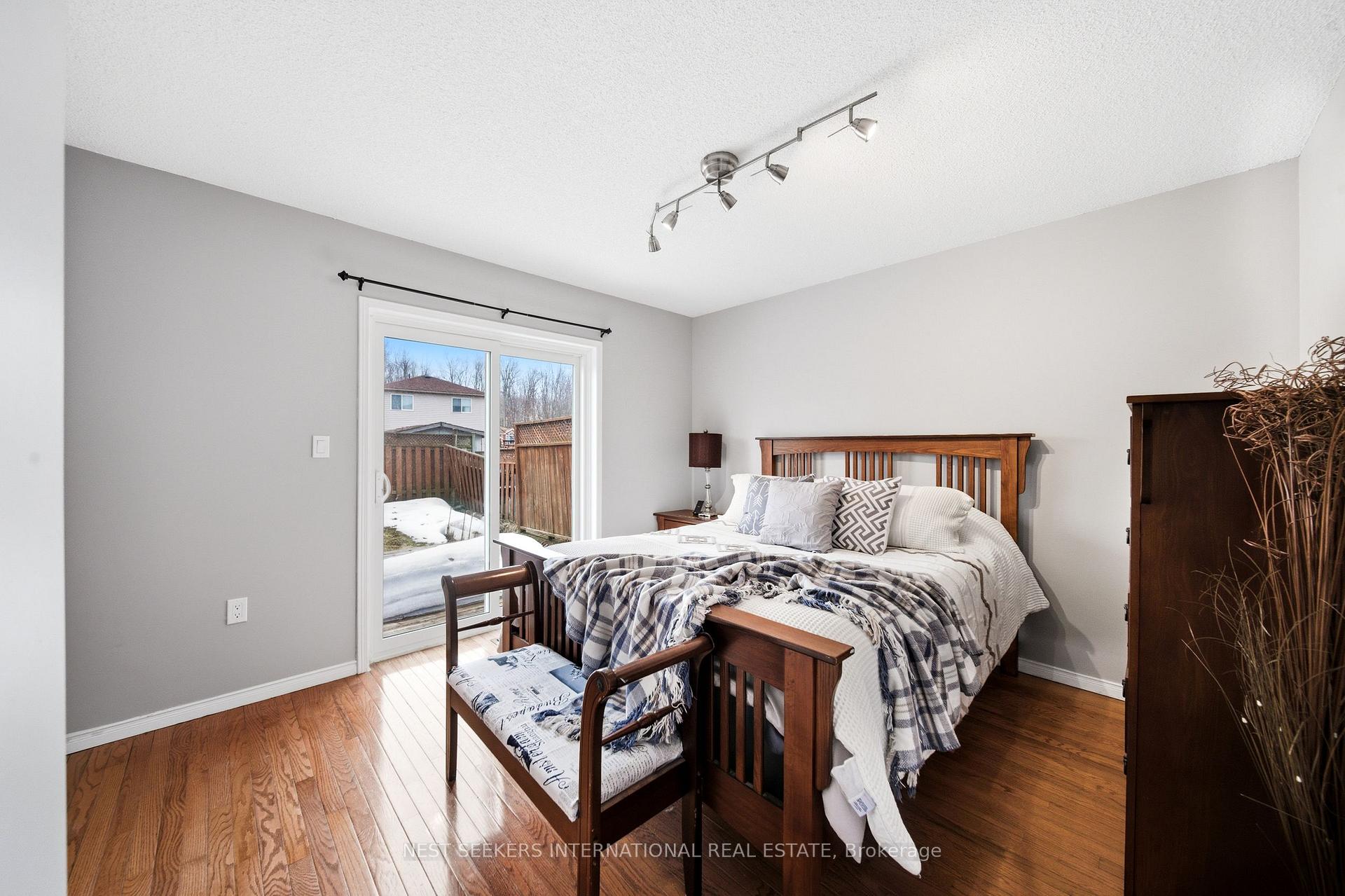 Photo 10 of 27 Athabaska Road, Barrie, Holly — HOMEH