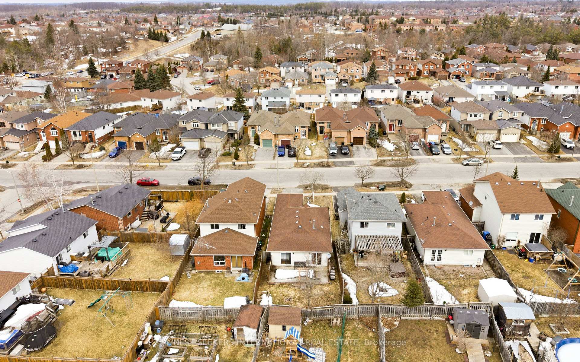 Photo 21 of 27 Athabaska Road, Barrie, Holly — HOMEH