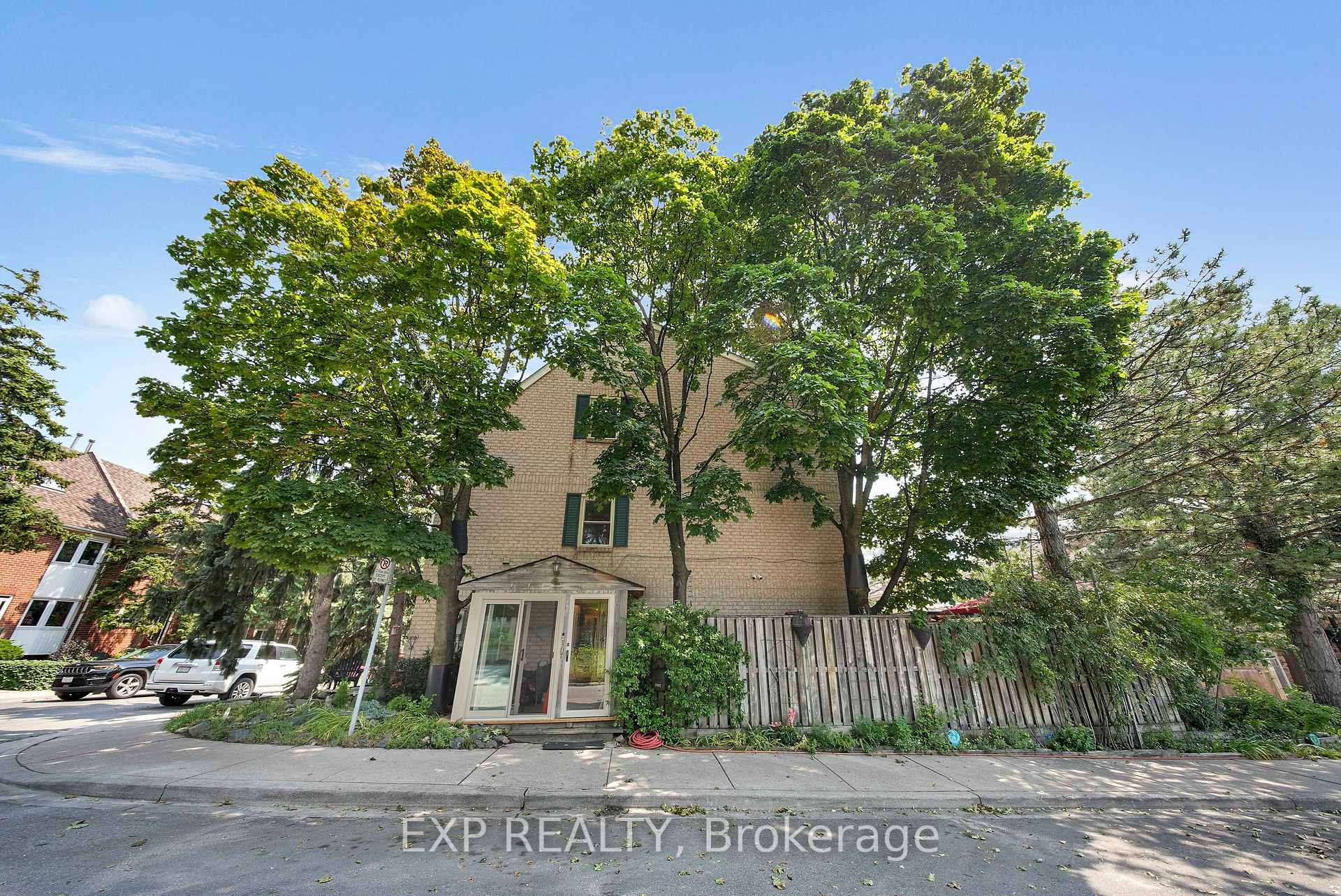 Photo 2 of 1 Quarry Court, Toronto, Greenwood-Coxwell — HOMEH