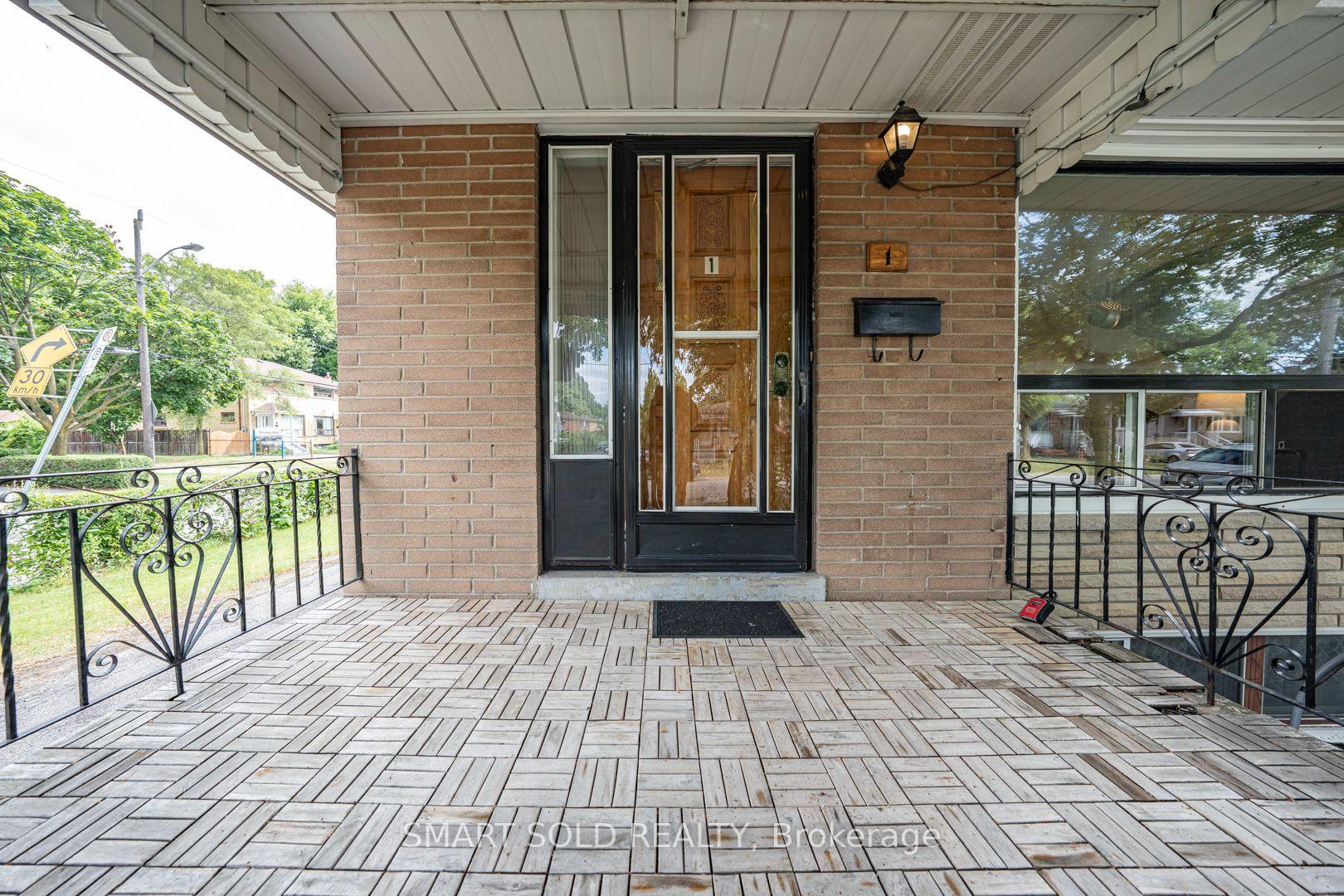 Photo 6 of 1 Cameo Crescent, Toronto, Rockcliffe-Smythe — HOMEH