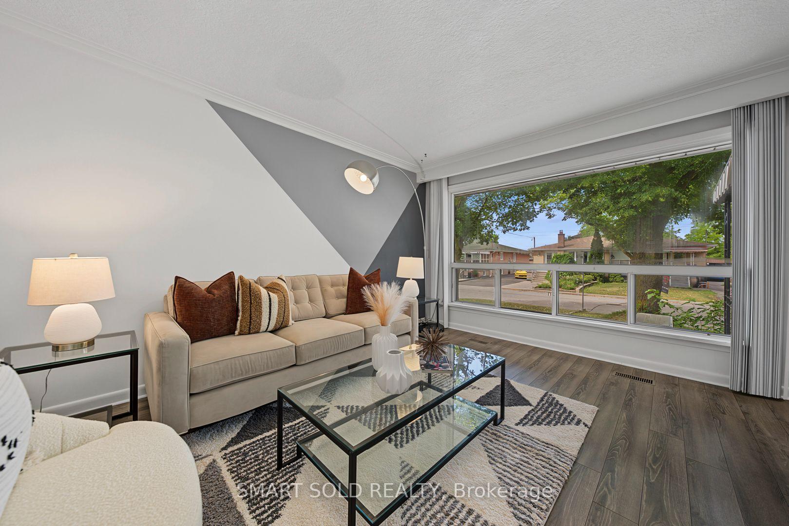 Photo 10 of 1 Cameo Crescent, Toronto, Rockcliffe-Smythe — HOMEH