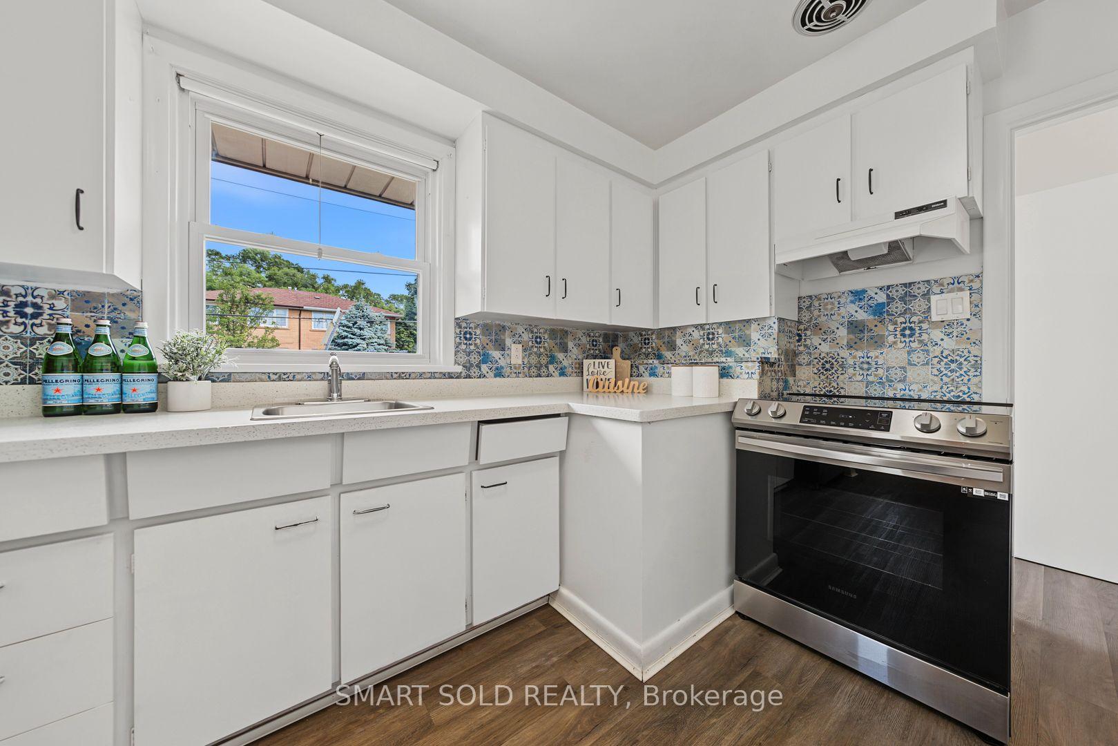 Photo 14 of 1 Cameo Crescent, Toronto, Rockcliffe-Smythe — HOMEH