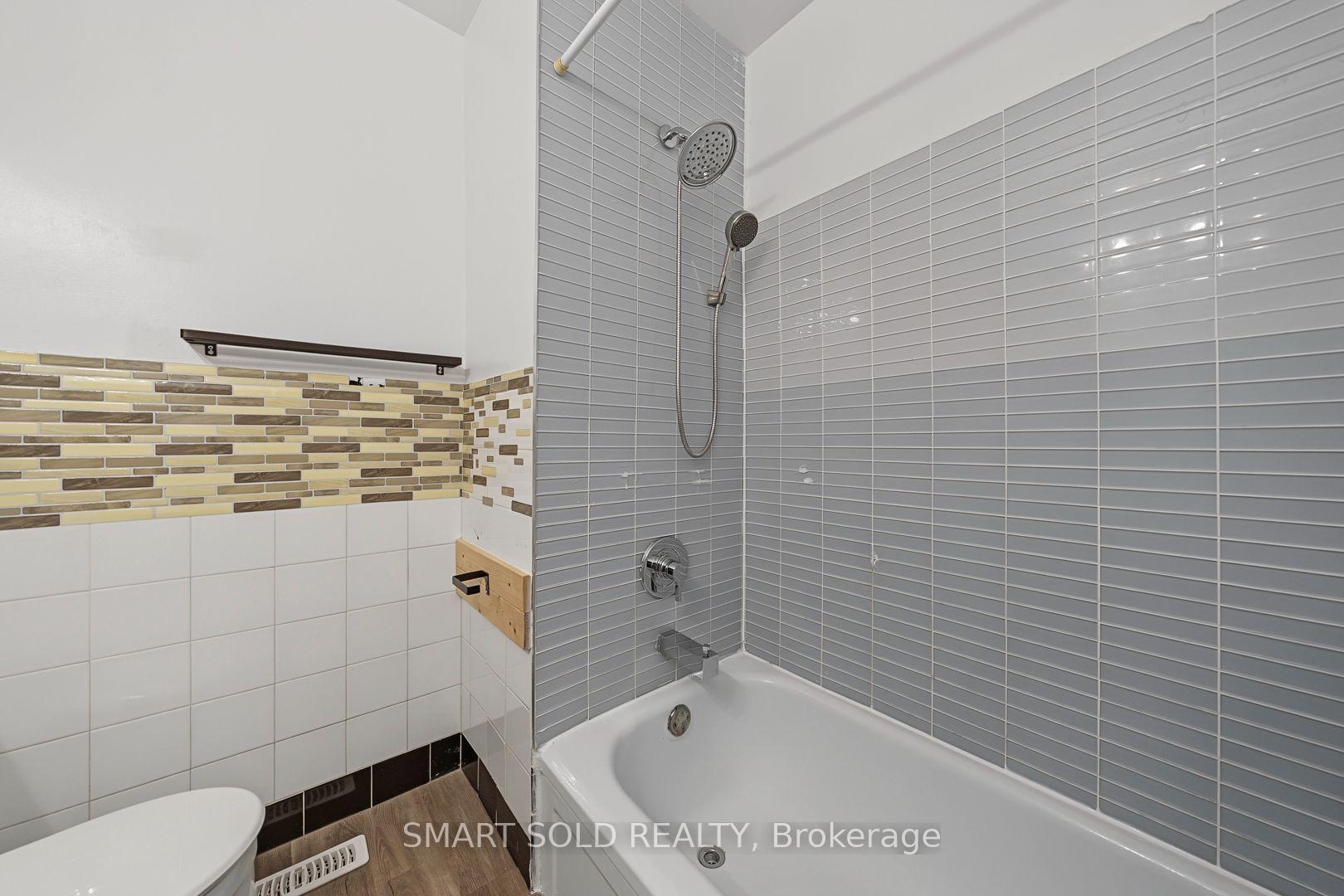 Photo 25 of 1 Cameo Crescent, Toronto, Rockcliffe-Smythe — HOMEH