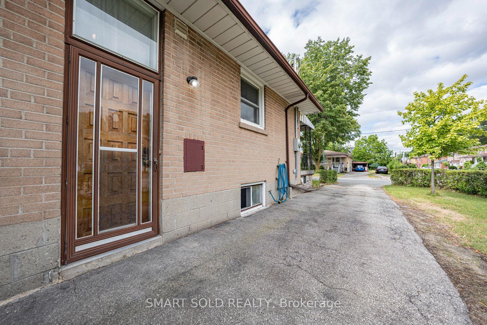 Photo 36 of 1 Cameo Crescent, Toronto, Rockcliffe-Smythe — HOMEH