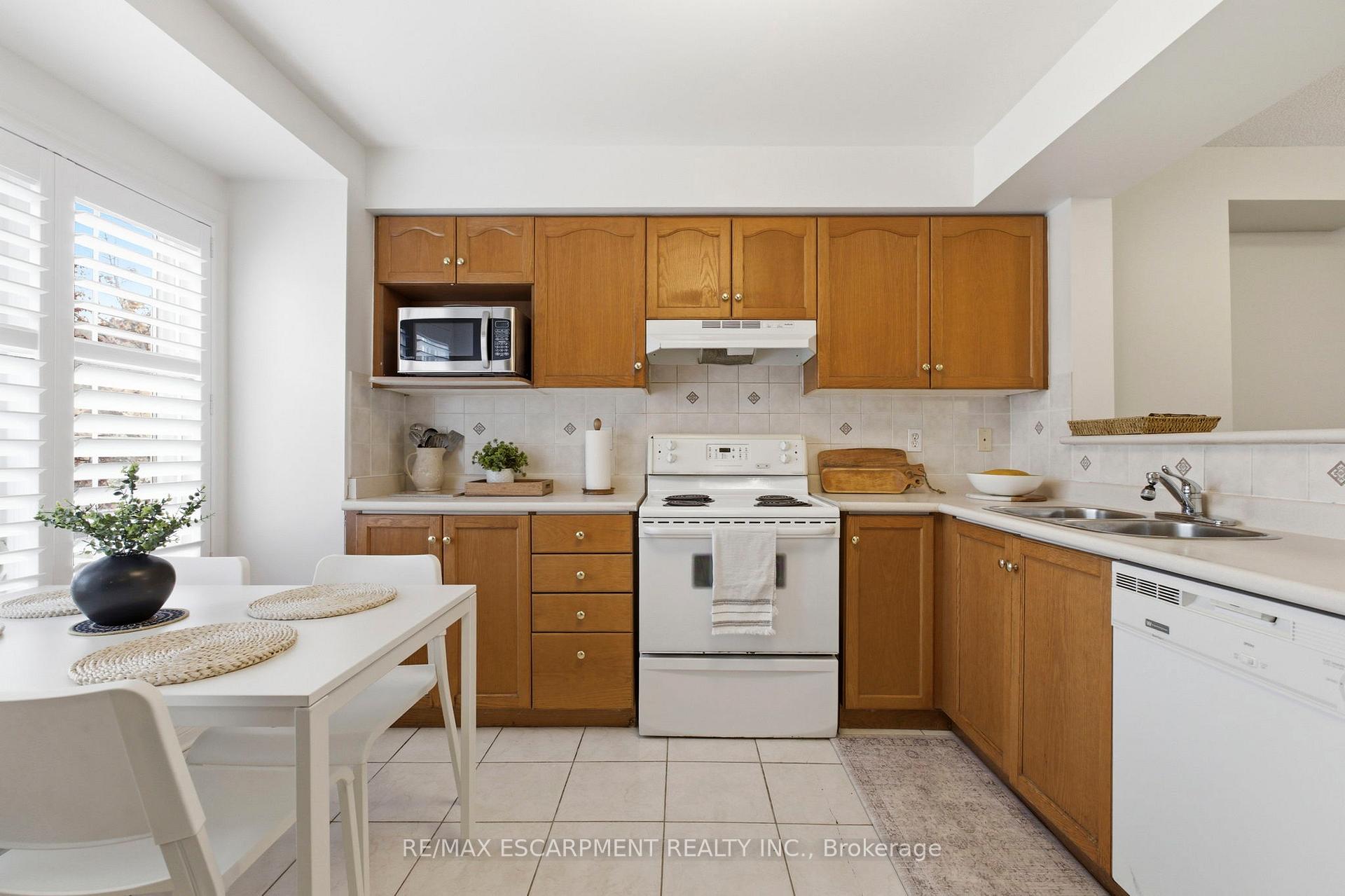 Photo 8 of Unit 2, 80 Acorn Place, Mississauga, Hurontario — HOMEH
