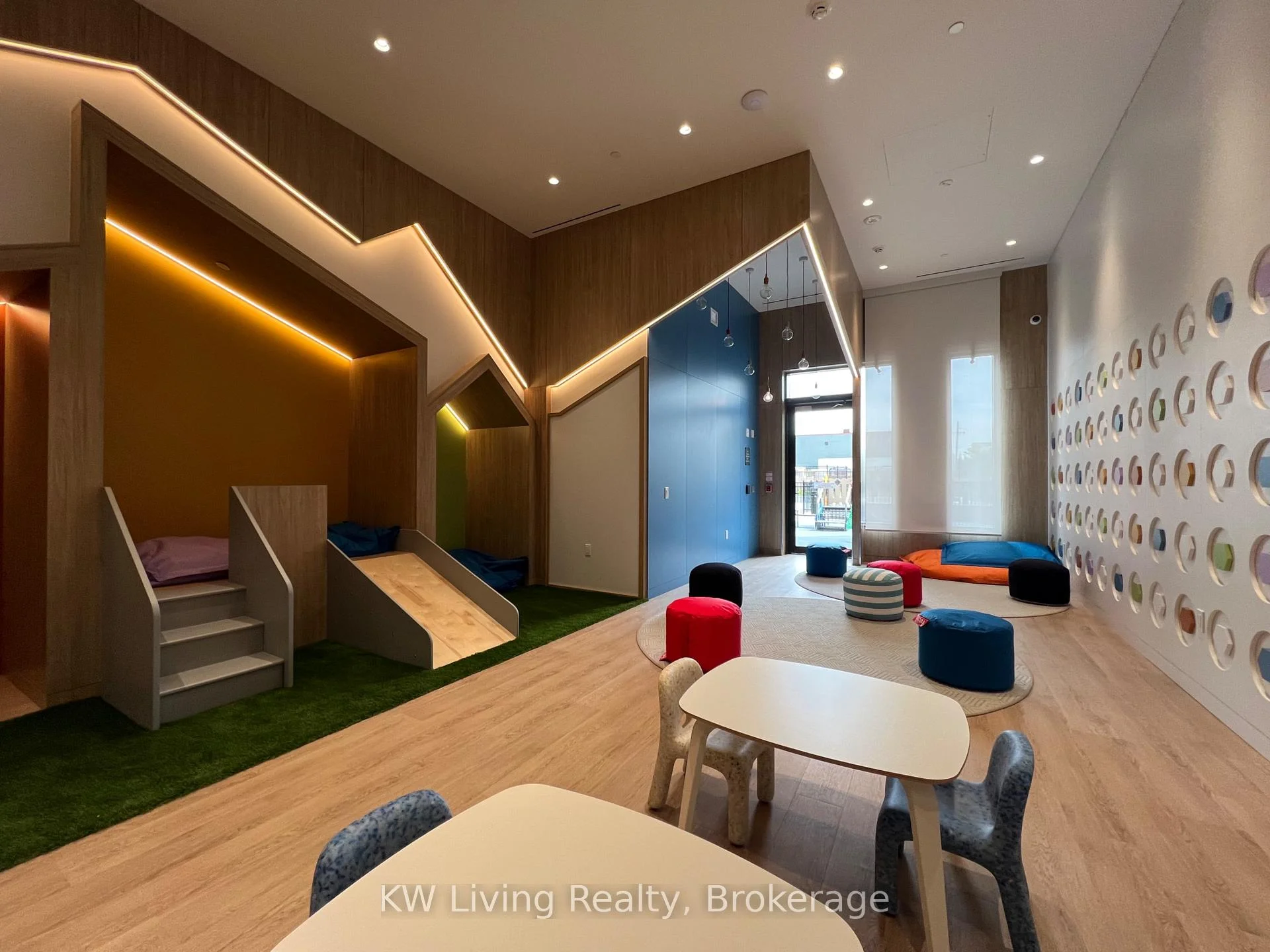 Photo 7 of Unit 903, 5 Meadowdale Road, Vaughan, Vaughan Corporate Centre — HOMEH