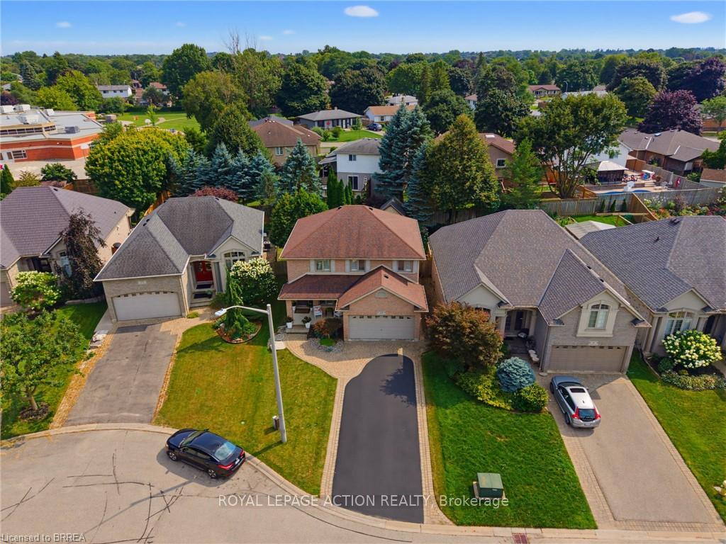 Photo 2 of 10 Lismer's Place, Brantford, Mayfair — HOMEH