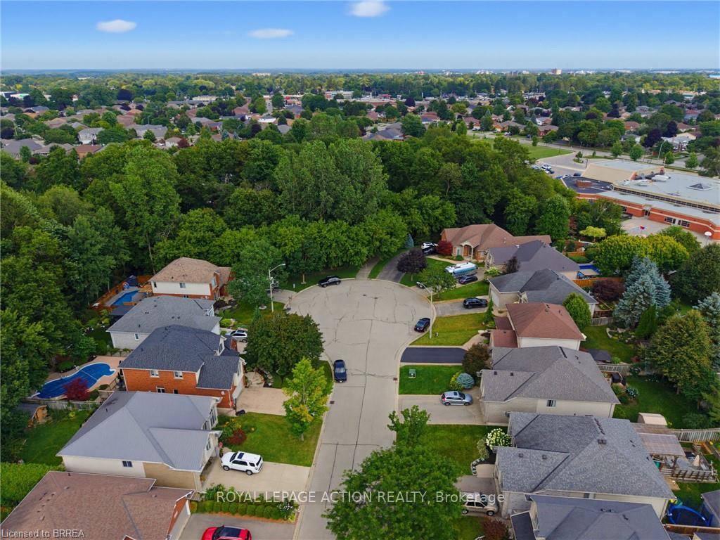 Photo 3 of 10 Lismer's Place, Brantford, Mayfair — HOMEH