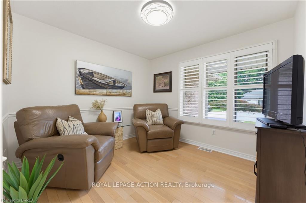 Photo 7 of 10 Lismer's Place, Brantford, Mayfair — HOMEH
