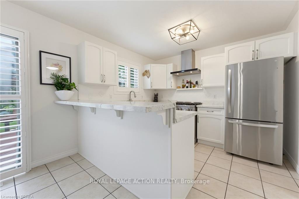 Photo 12 of 10 Lismer's Place, Brantford, Mayfair — HOMEH