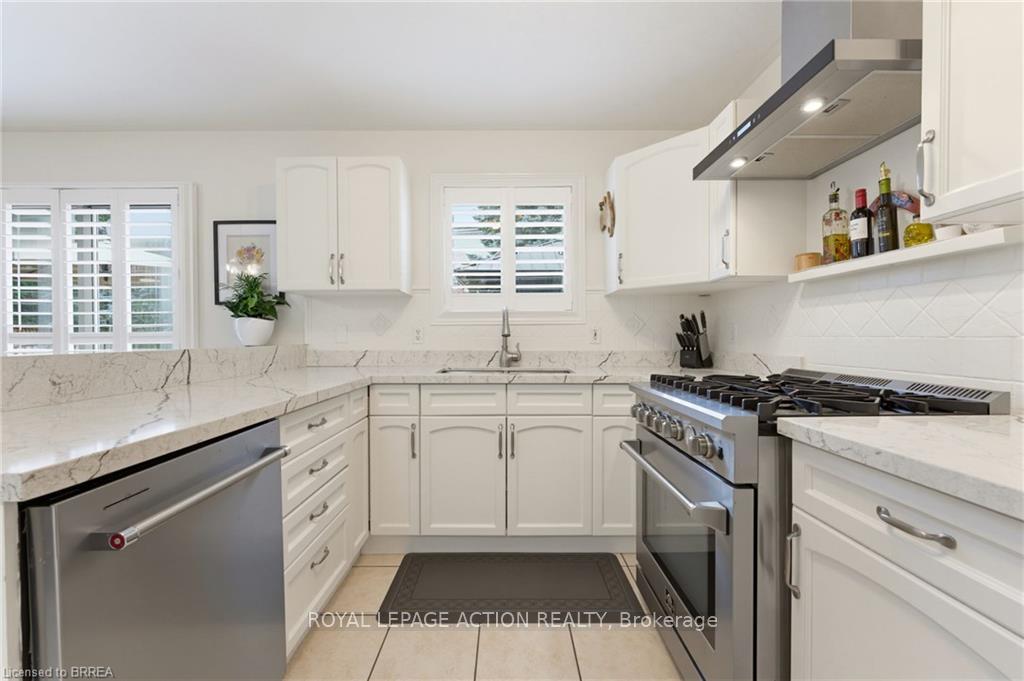 Photo 13 of 10 Lismer's Place, Brantford, Mayfair — HOMEH