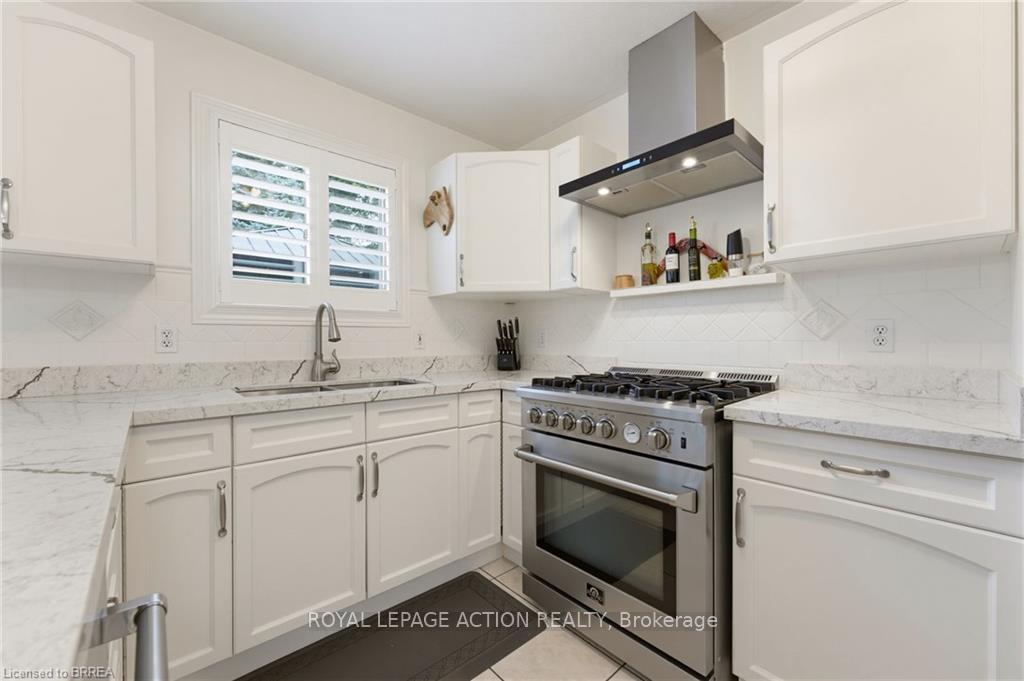 Photo 14 of 10 Lismer's Place, Brantford, Mayfair — HOMEH