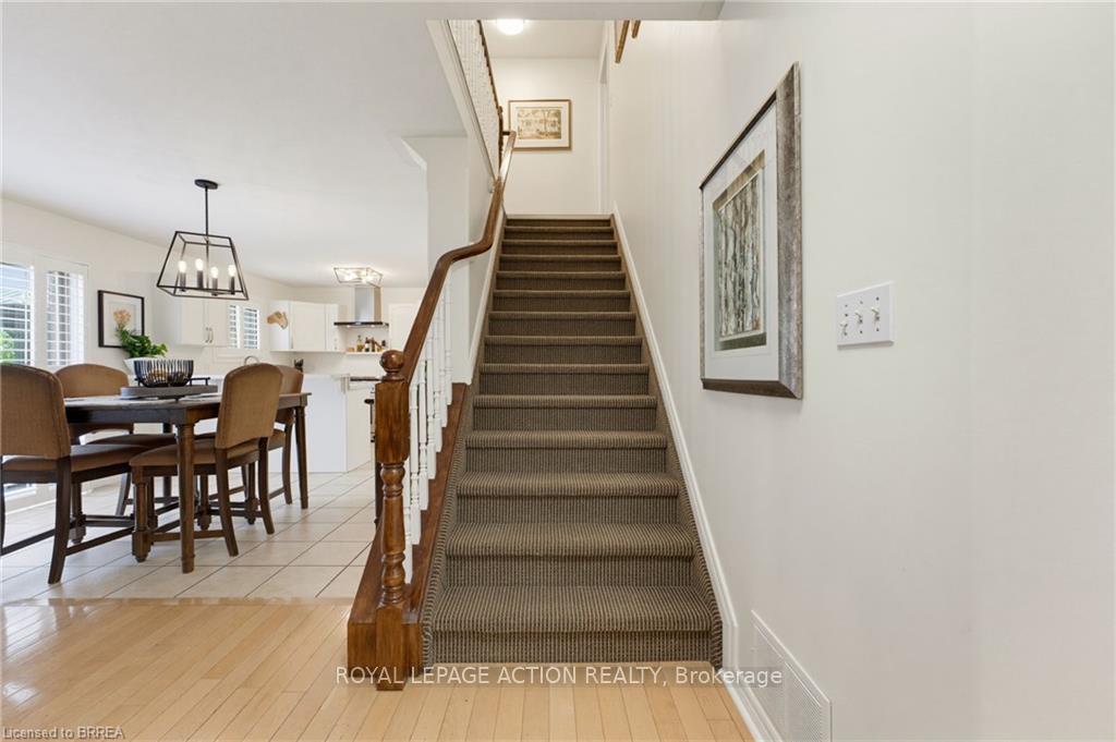 Photo 16 of 10 Lismer's Place, Brantford, Mayfair — HOMEH