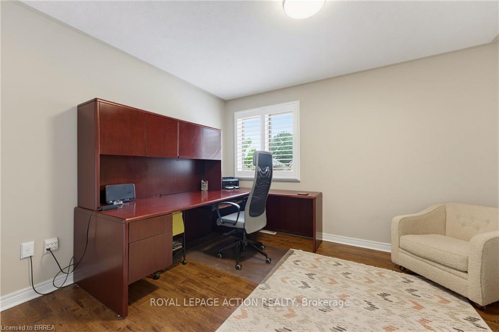 Photo 23 of 10 Lismer's Place, Brantford, Mayfair — HOMEH