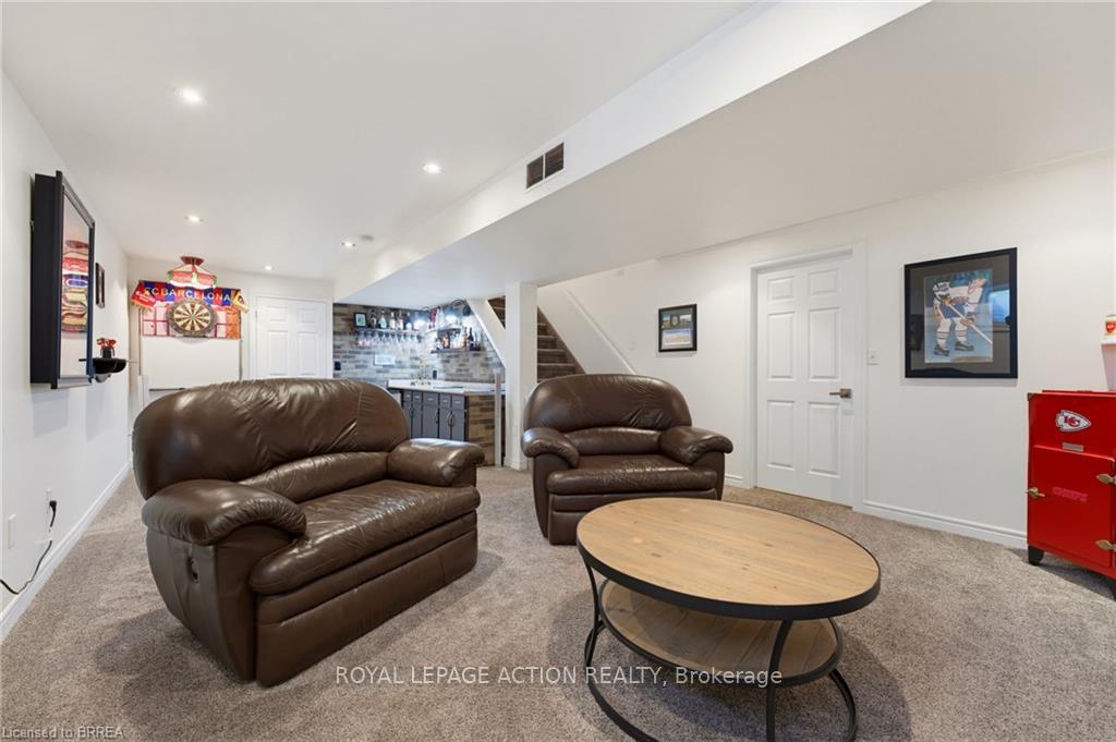 Photo 24 of 10 Lismer's Place, Brantford, Mayfair — HOMEH