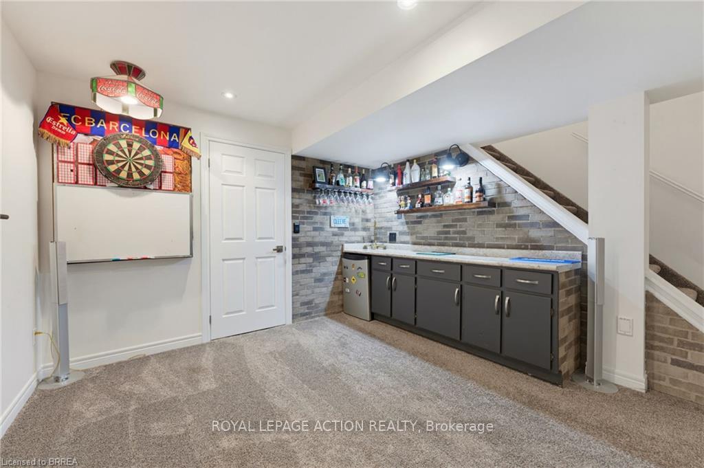 Photo 26 of 10 Lismer's Place, Brantford, Mayfair — HOMEH