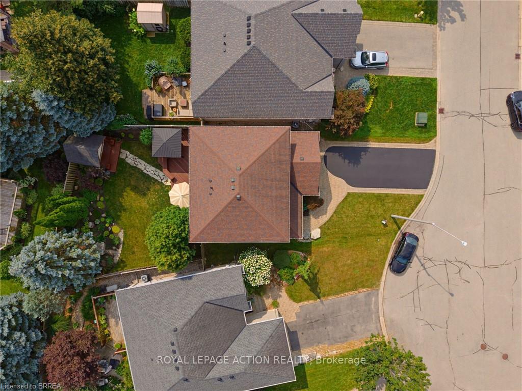 Photo 32 of 10 Lismer's Place, Brantford, Mayfair — HOMEH