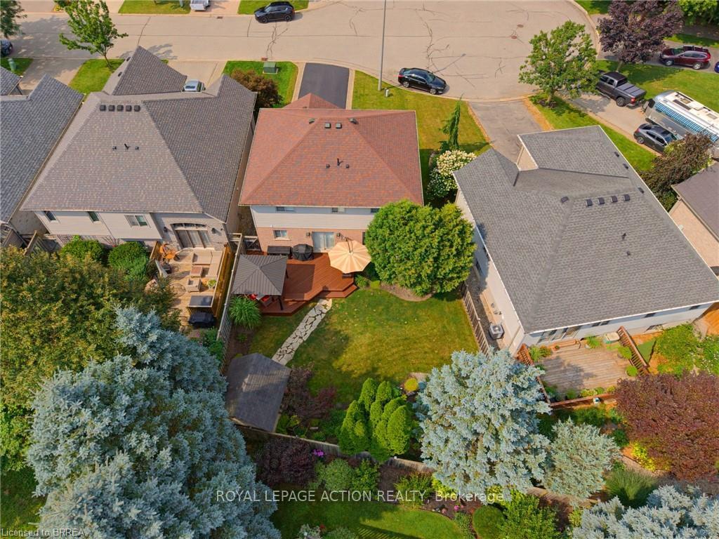 Photo 33 of 10 Lismer's Place, Brantford, Mayfair — HOMEH