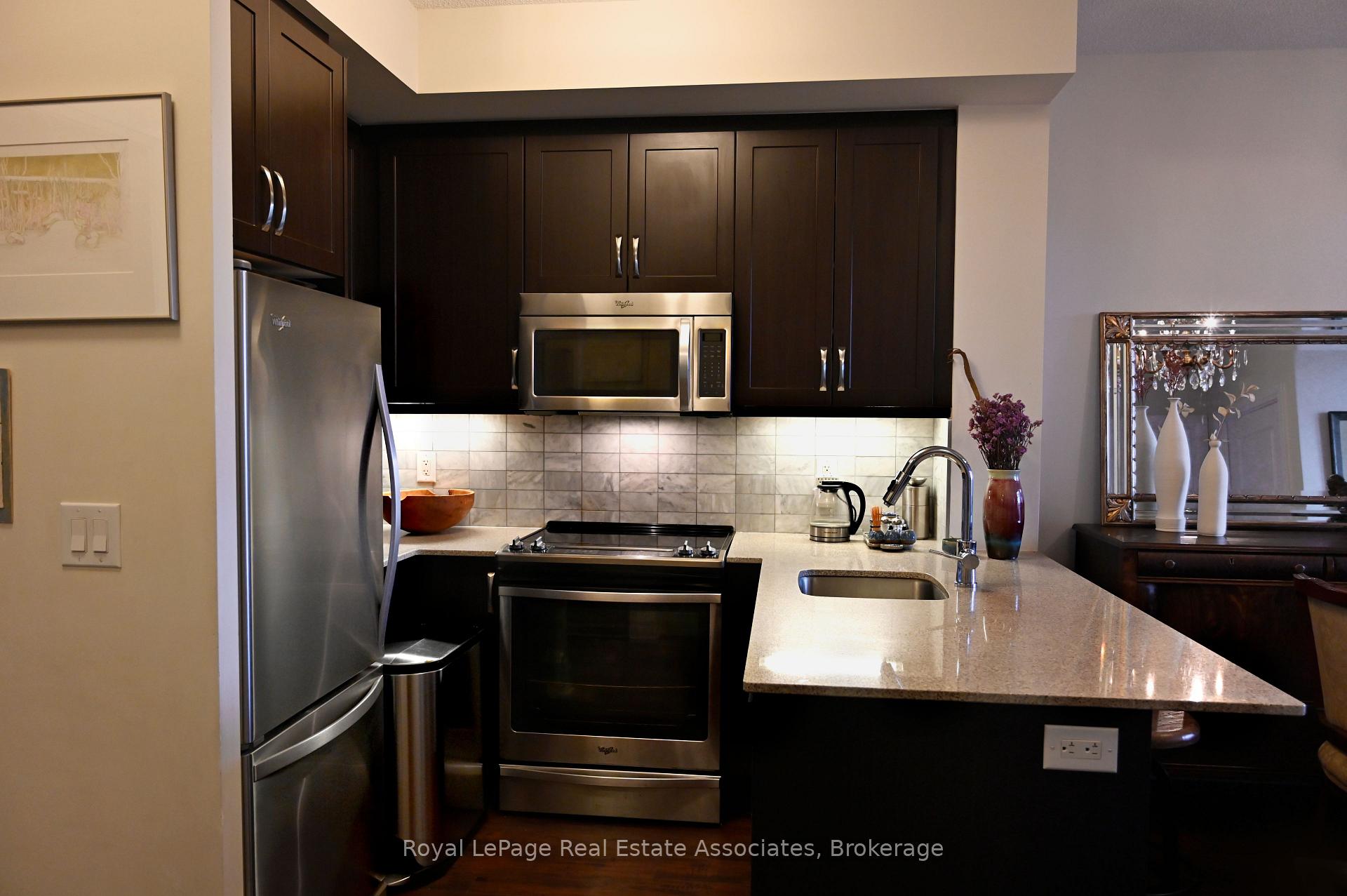 Photo 3 of Unit 816, 1 Old Mill Drive, Toronto, High Park-Swansea — HOMEH