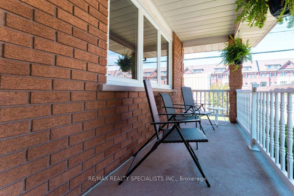 Photo 8 of 330 Hickory Circle, Oakville, Wedgewood Creek — HOMEH