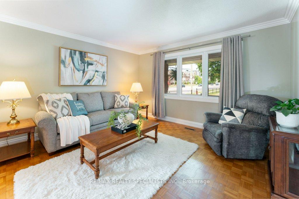 Photo 4 of 330 Hickory Circle, Oakville, Wedgewood Creek — HOMEH