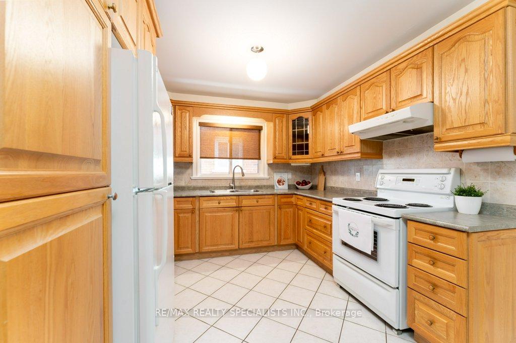 Photo 9 of 330 Hickory Circle, Oakville, Wedgewood Creek — HOMEH