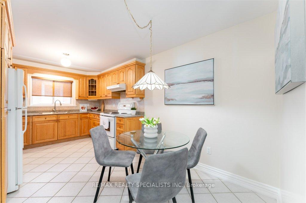 Photo 2 of 330 Hickory Circle, Oakville, Wedgewood Creek — HOMEH