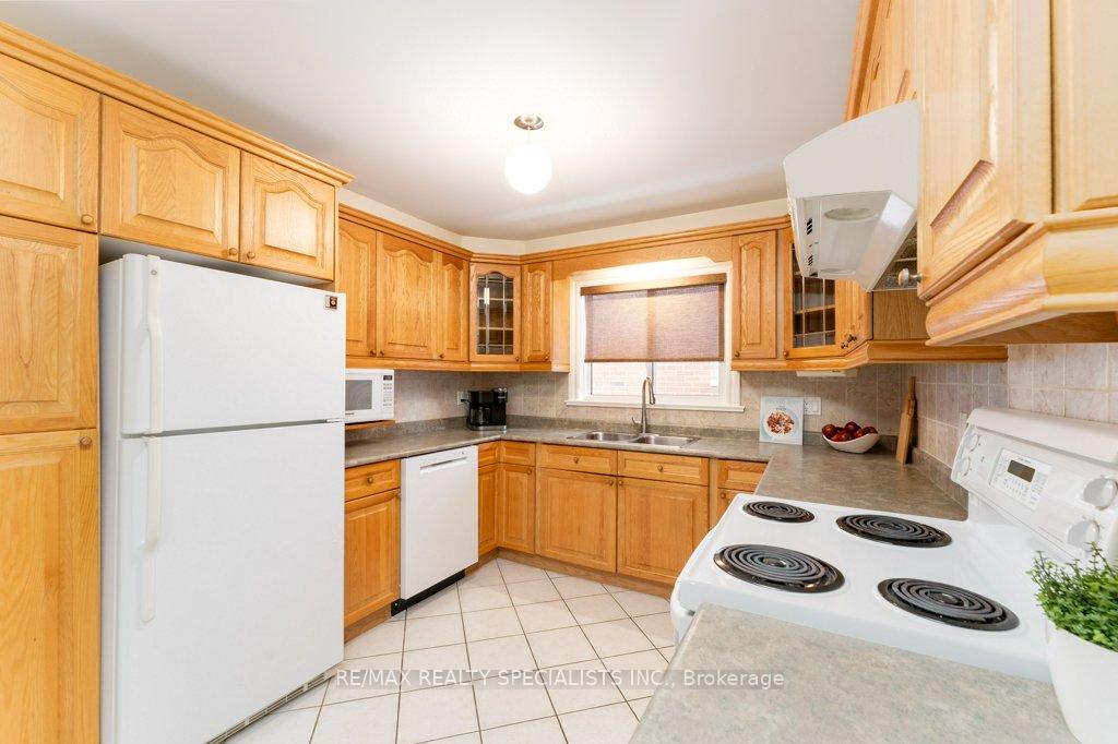 Photo 13 of 330 Hickory Circle, Oakville, Wedgewood Creek — HOMEH