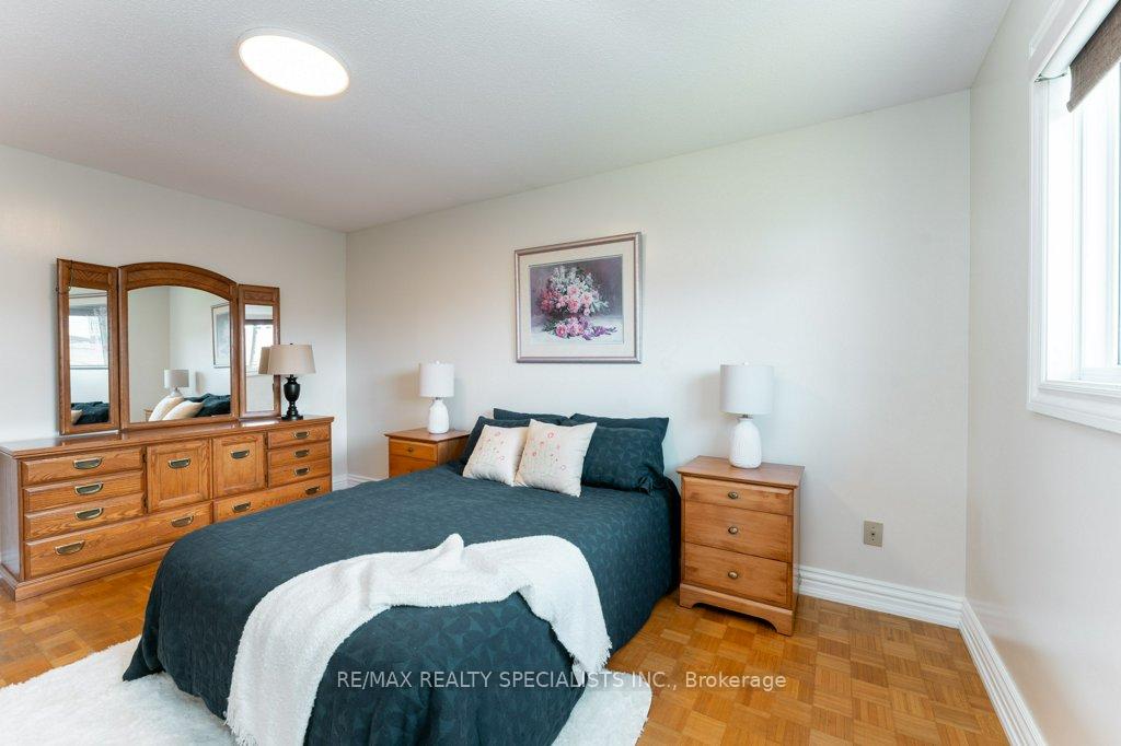 Photo 6 of 330 Hickory Circle, Oakville, Wedgewood Creek — HOMEH