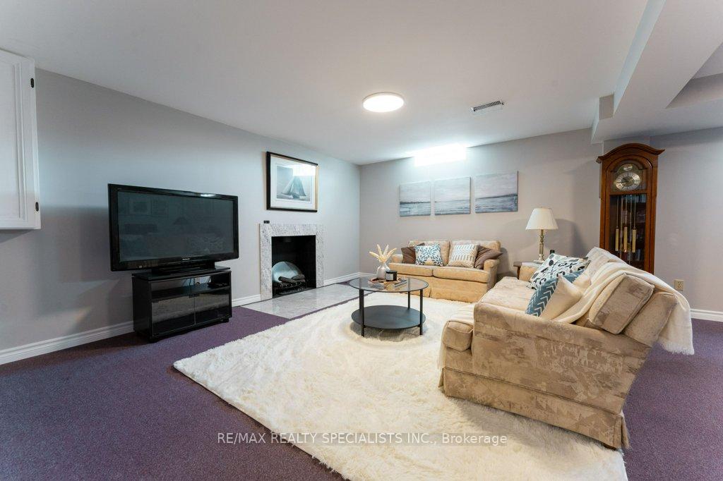 Photo 5 of 330 Hickory Circle, Oakville, Wedgewood Creek — HOMEH
