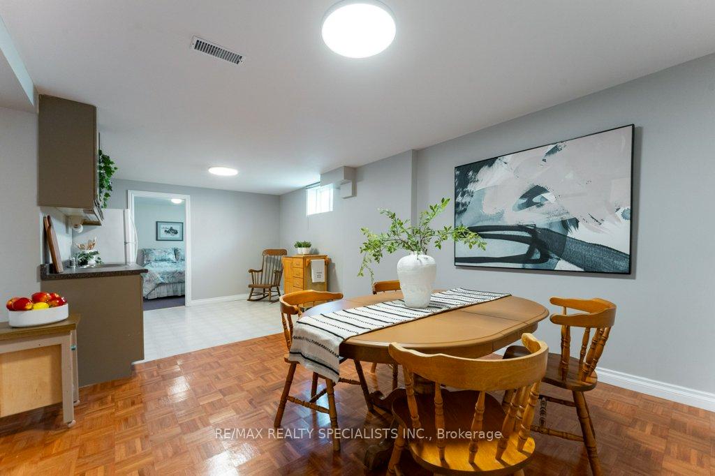 Photo 3 of 330 Hickory Circle, Oakville, Wedgewood Creek — HOMEH