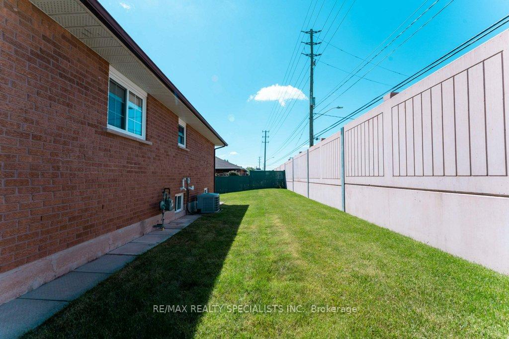 Photo 33 of 330 Hickory Circle, Oakville, Wedgewood Creek — HOMEH
