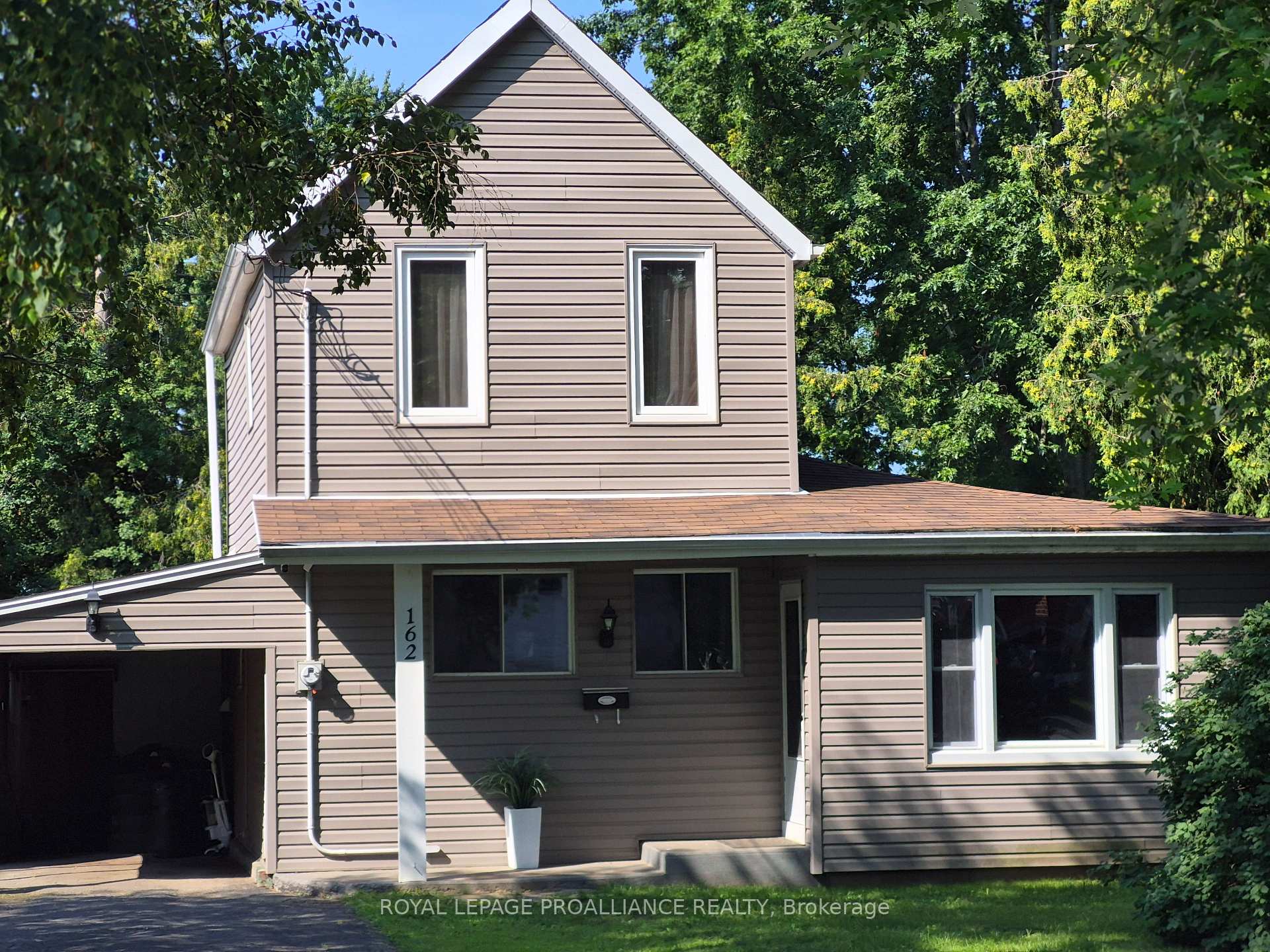 Photo 2 of 162 First Avenue, Brockville, Brockville — HOMEH