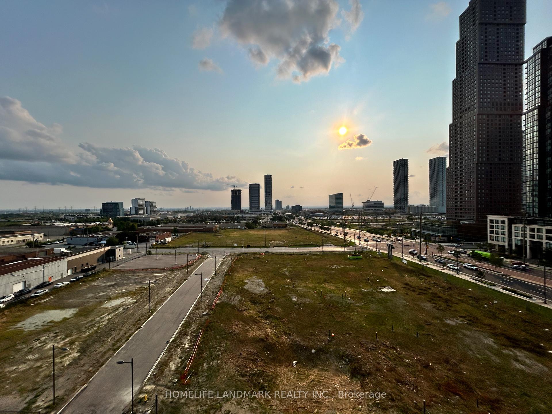 Photo 7 of Unit 803, 21 Meadowdale Road, Vaughan, Vaughan Corporate Centre — HOMEH