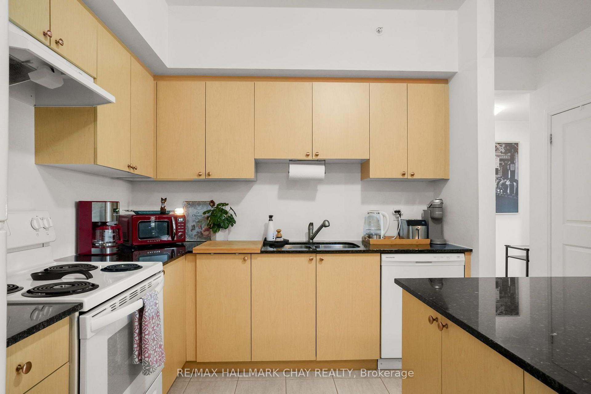 Photo 10 of Unit 404, 157 Wellington Street E, New Tecumseth, Alliston — HOMEH