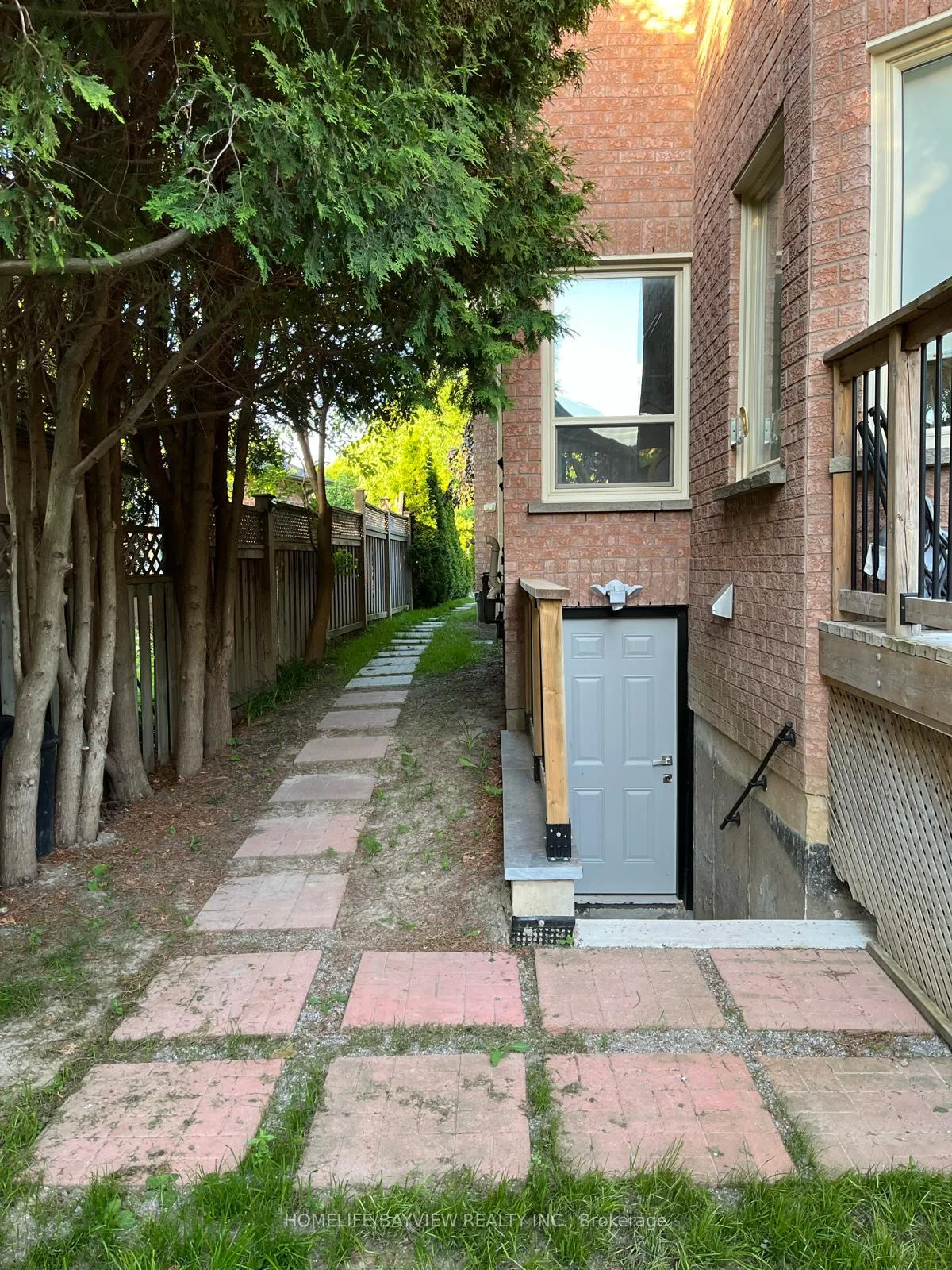 Photo 2 of 115 Newport Square, Vaughan, Uplands — HOMEH