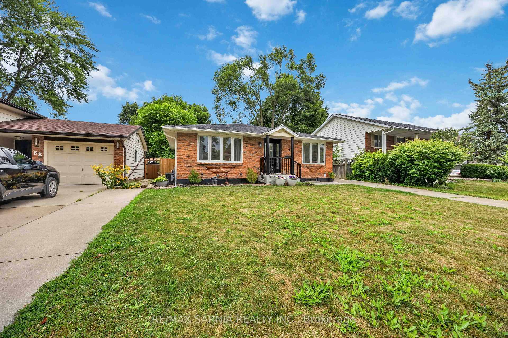 Photo 2 of 70 Turner Drive, Sarnia — HOMEH