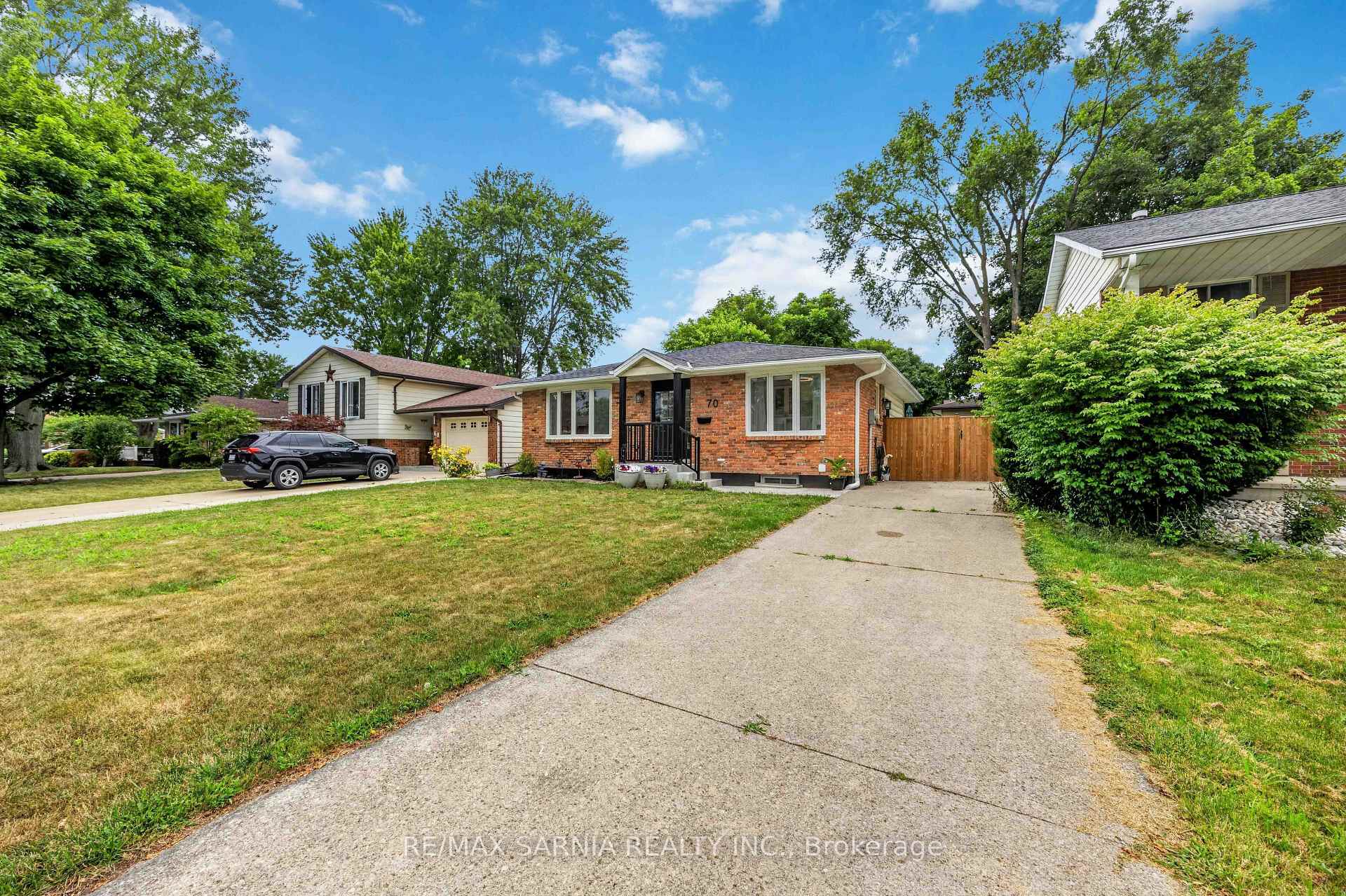Photo 3 of 70 Turner Drive, Sarnia — HOMEH